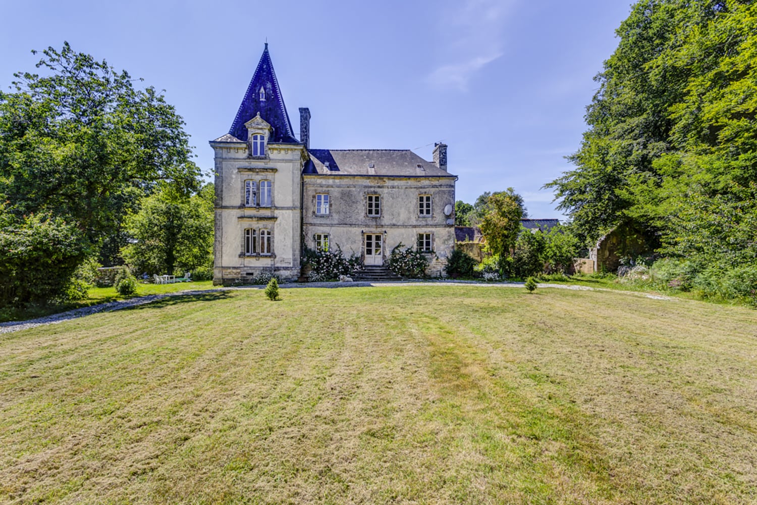 Holiday chateau in Brittany