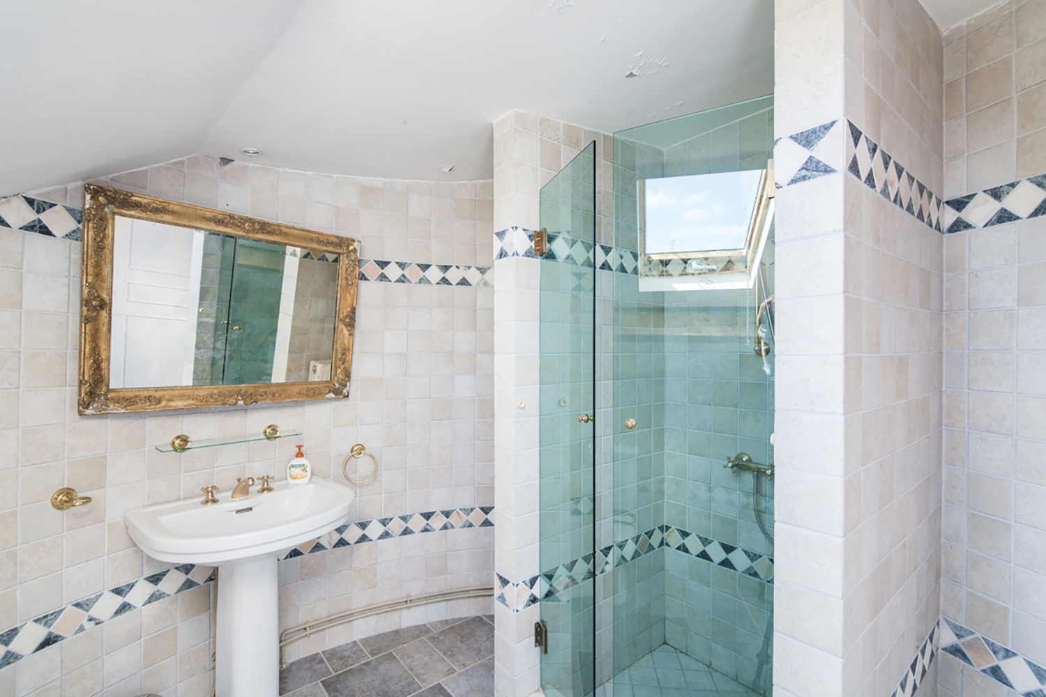 Bathroom | Holiday château in Bourgogne-Franche-Comté