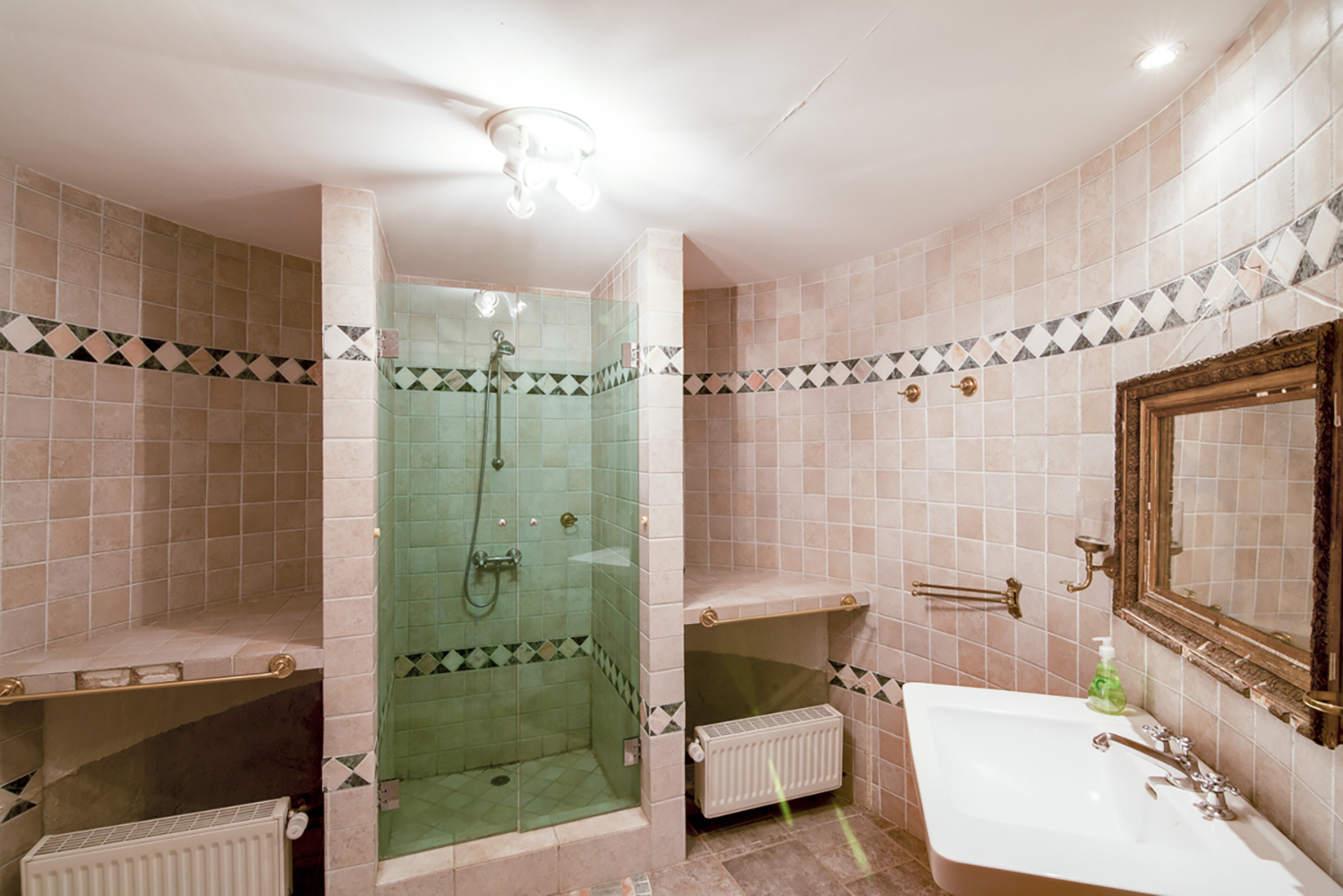 Bathroom | Holiday château in Bourgogne-Franche-Comté