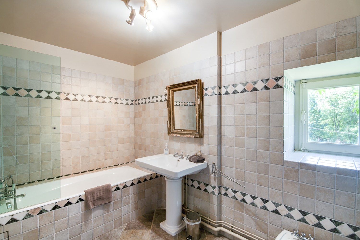 Bathroom | Holiday château in Bourgogne-Franche-Comté