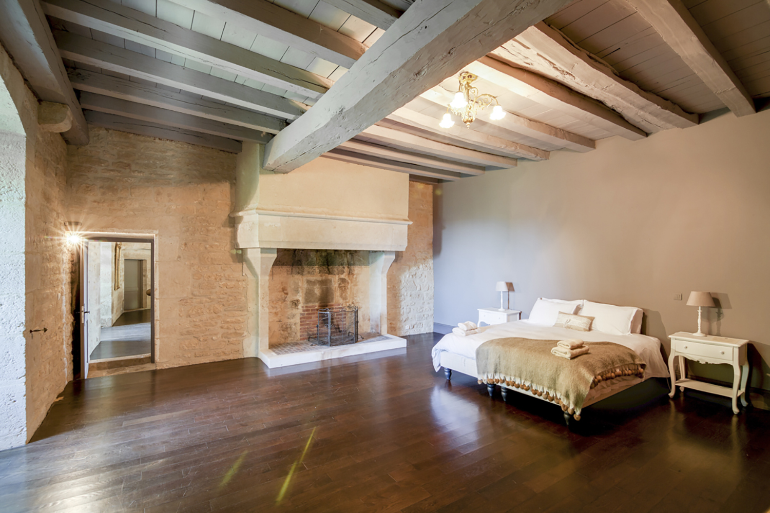 Bedroom | Holiday château in Bourgogne-Franche-Comté