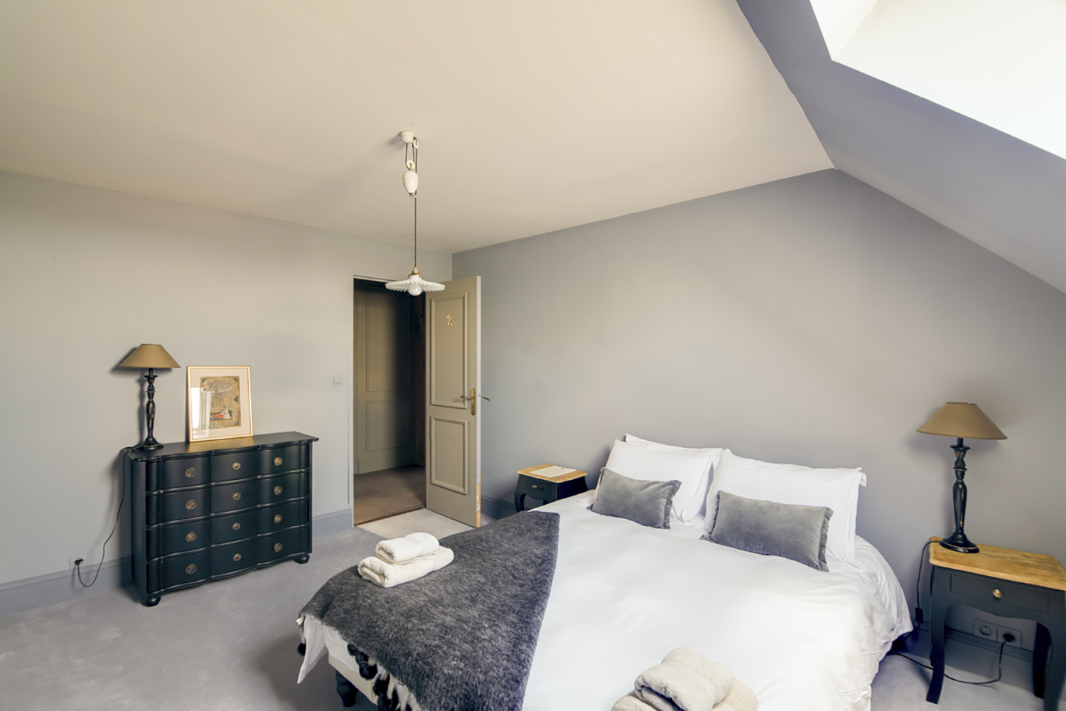 Bedroom | Holiday château in Bourgogne-Franche-Comté