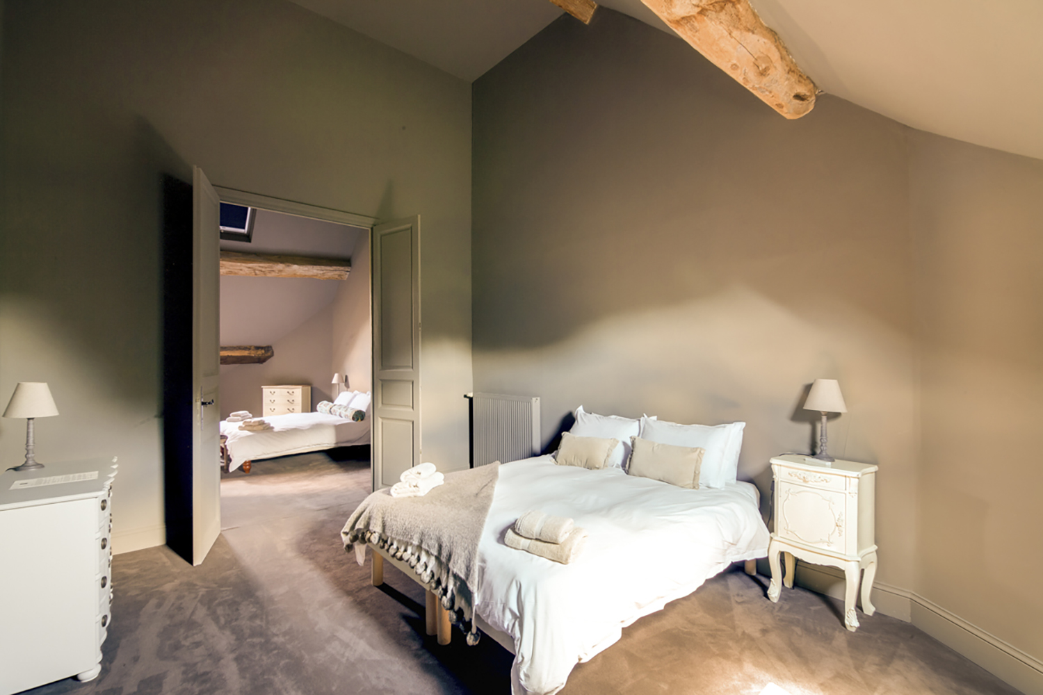 Bedroom | Holiday château in Bourgogne-Franche-Comté