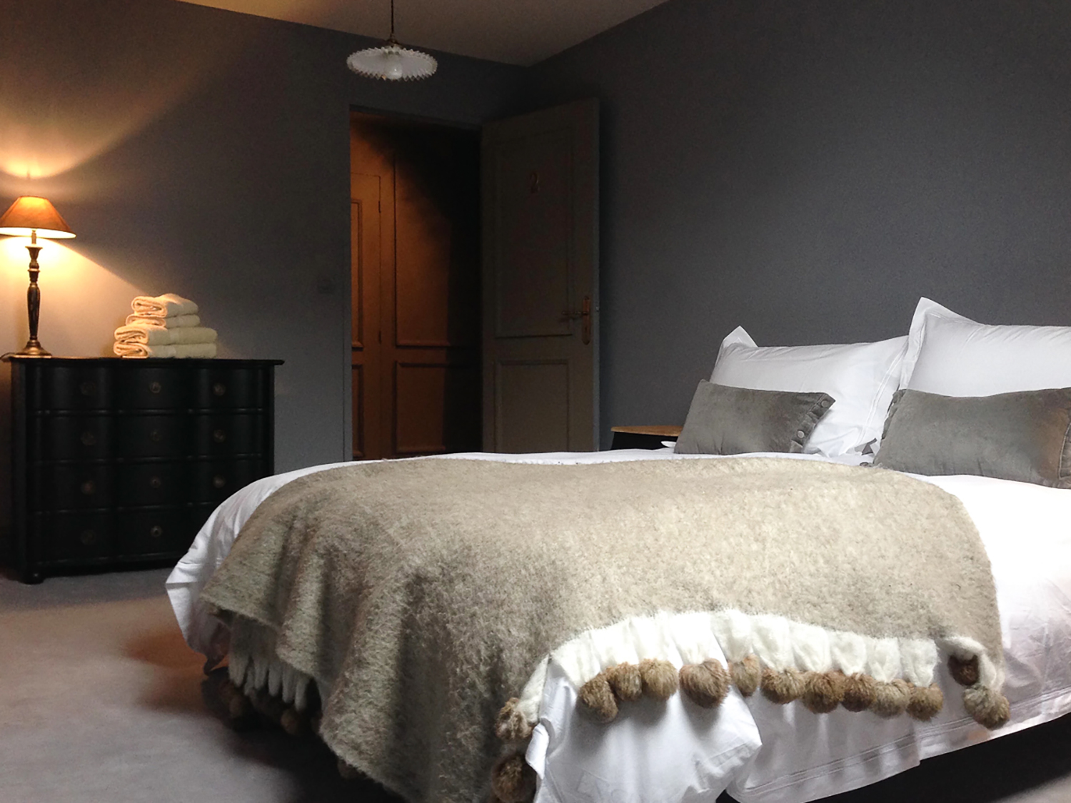 Bedroom | Holiday château in Bourgogne-Franche-Comté