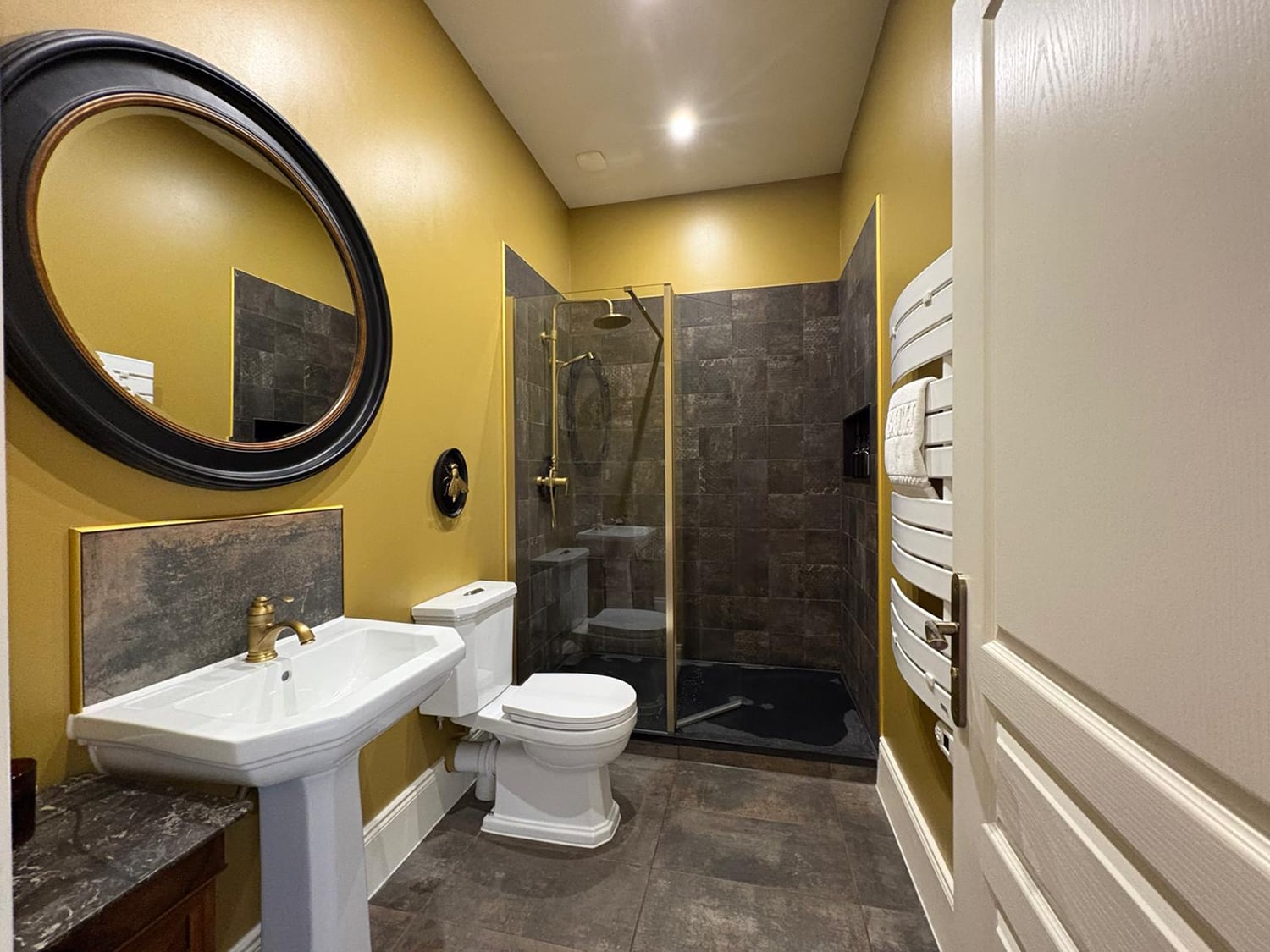 Bathroom | Holiday château in Nouvelle-Aquitaine