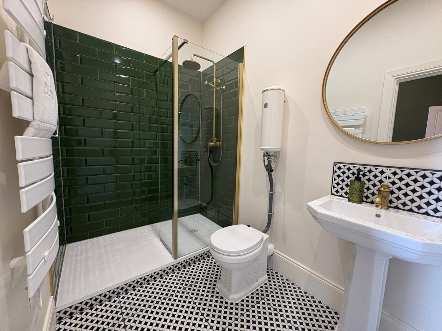 Bathroom | Holiday château in Nouvelle-Aquitaine