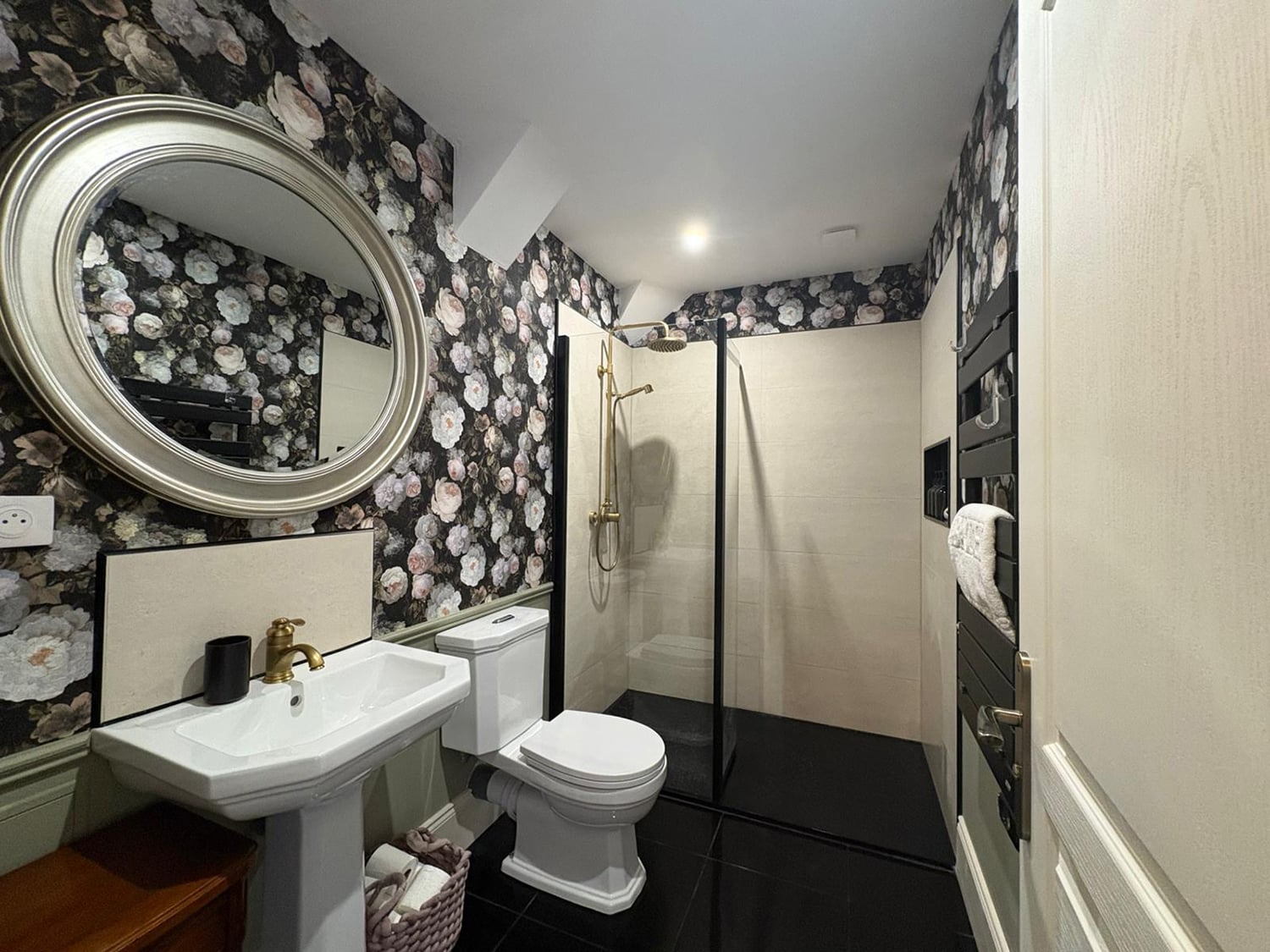 Bathroom | Holiday château in Nouvelle-Aquitaine