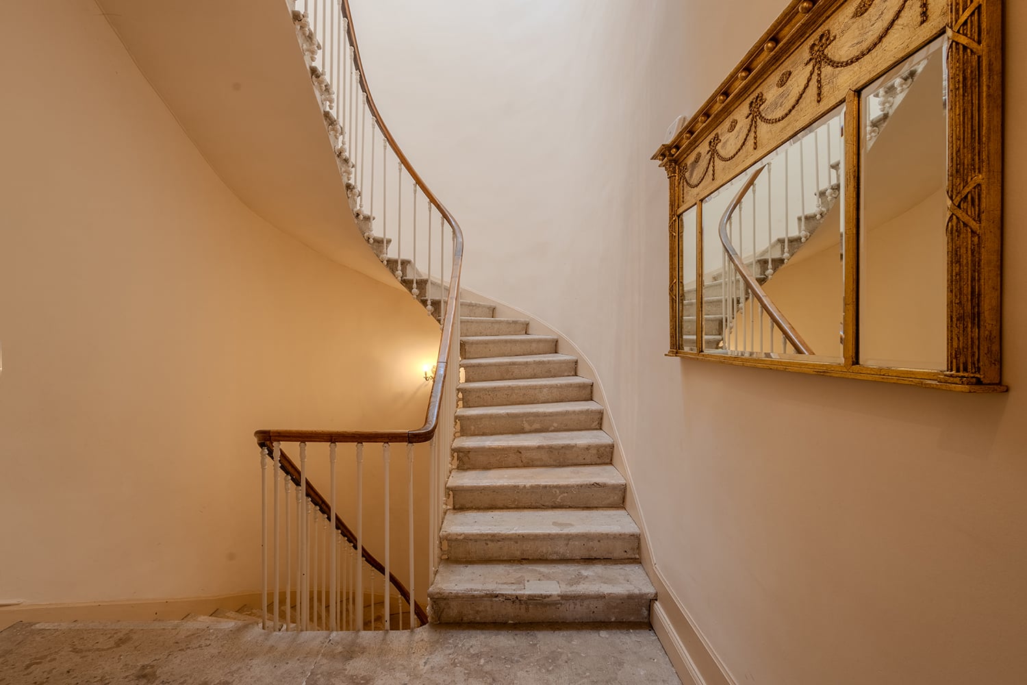 Staircase | Holiday home in Lauzun Staircase | Holiday home in Lauzun