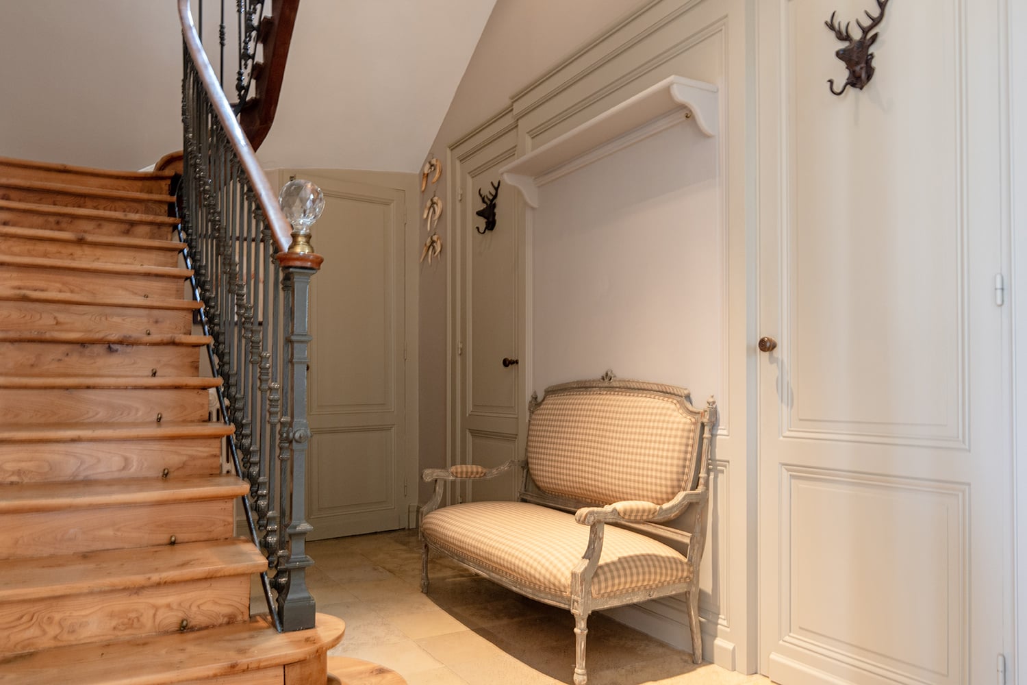 Staircase | Vacation cha château eau in Gironde Staircase | Vacation cha château eau in Gironde