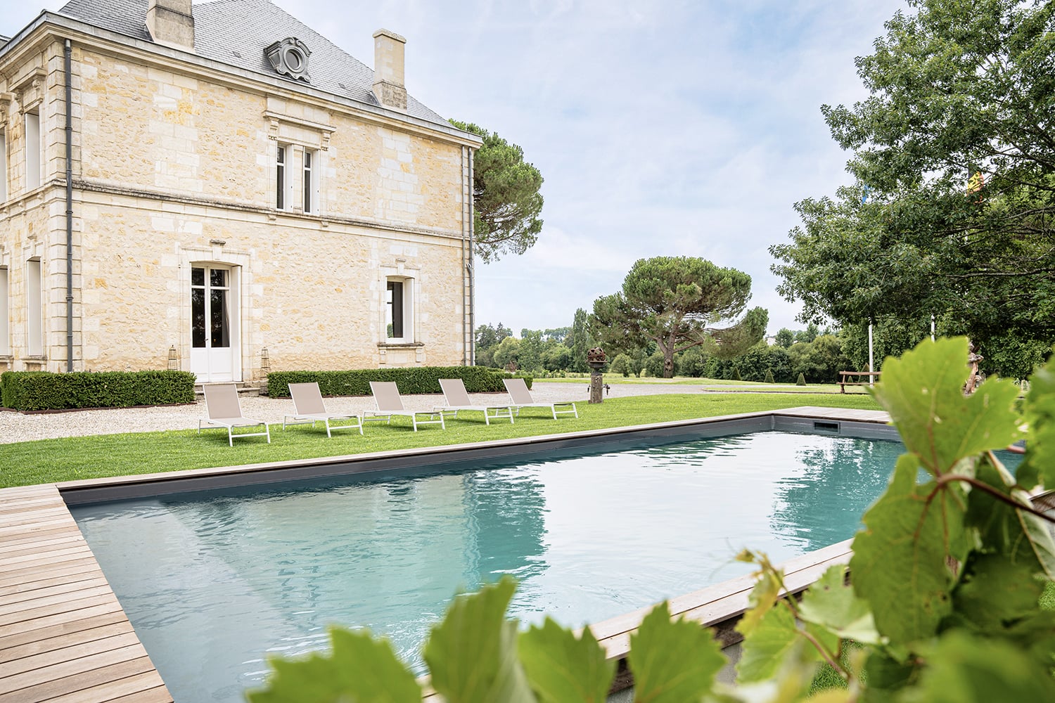 Vacation château with private heated pool in Gironde Vacation château with private heated pool in Gironde