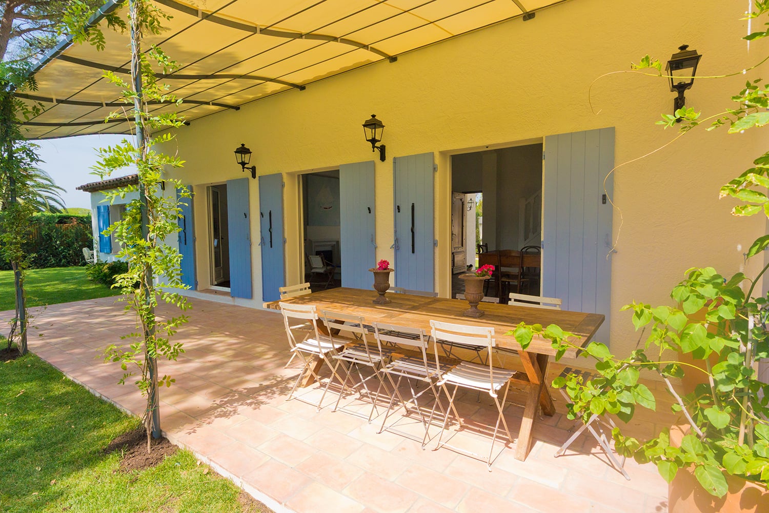 Covered dining terrace