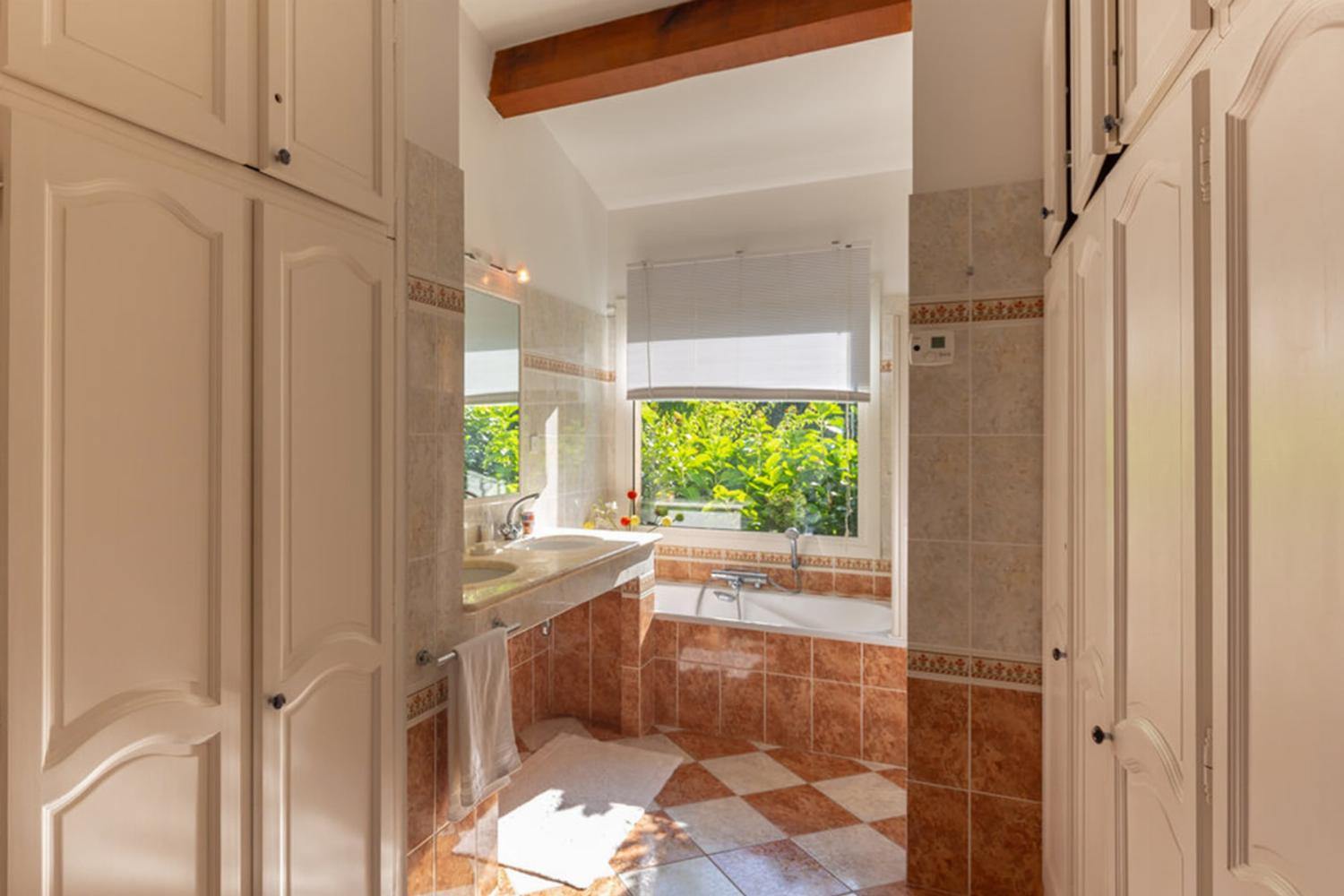 Bathroom | Holiday villa in Corsica