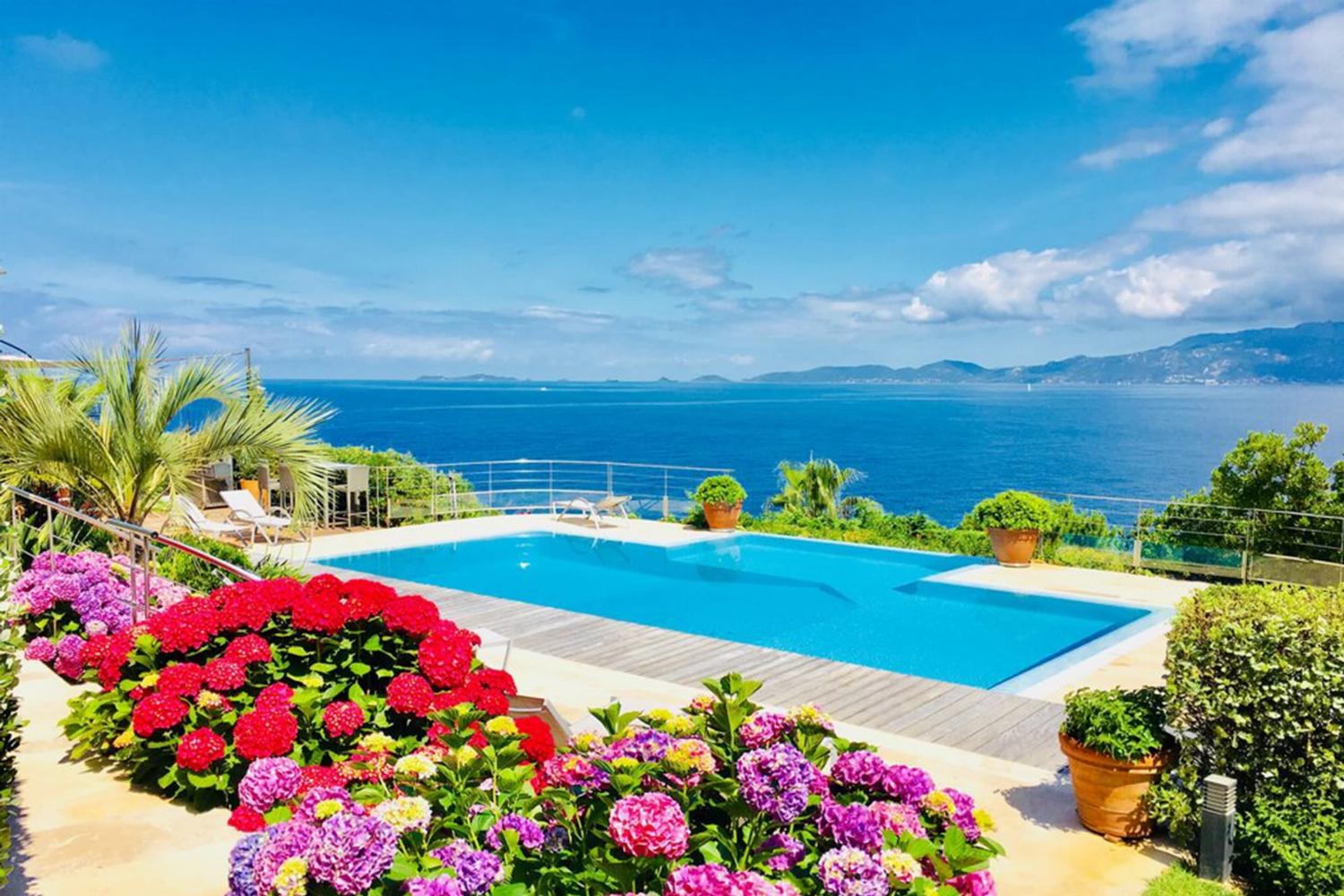 Piscine privée chauffée à débordement