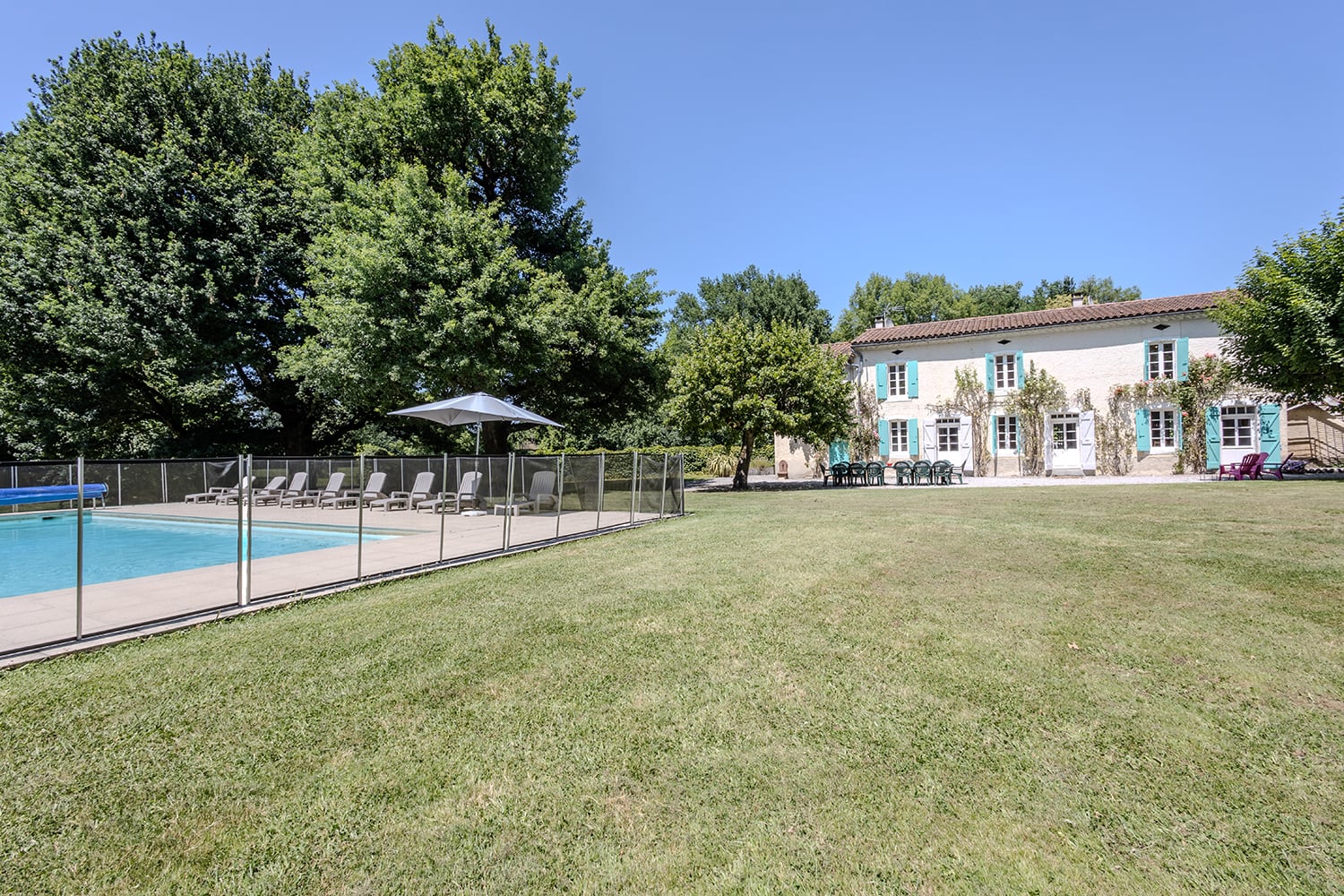 Holiday accommodation with private heated pool in the Tarn
