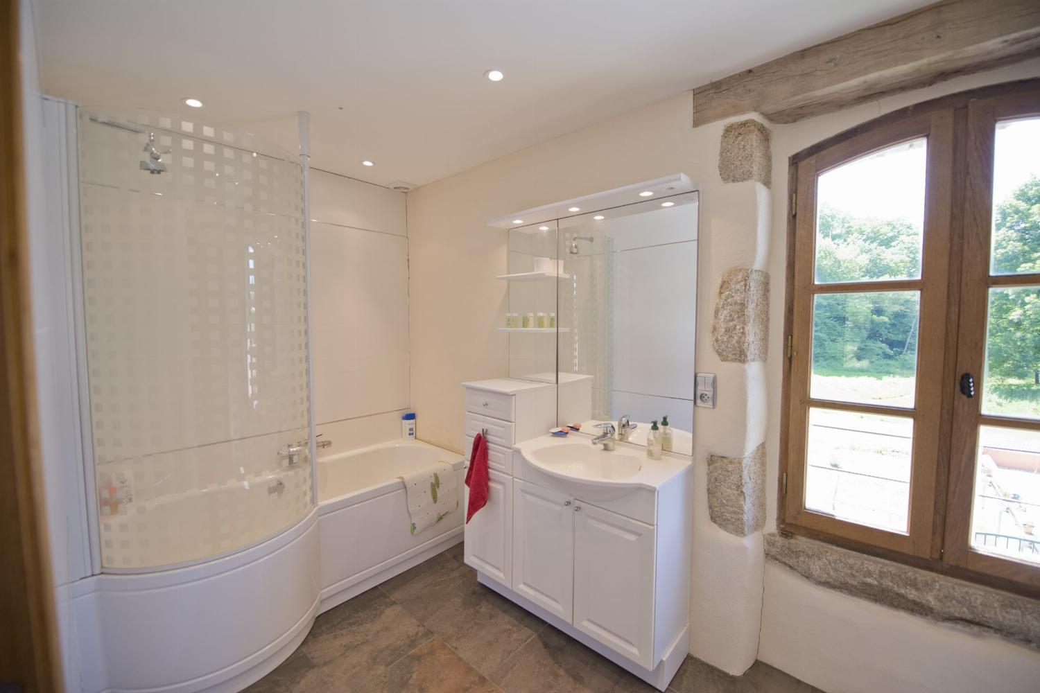 Bathroom | Holiday home in South West France