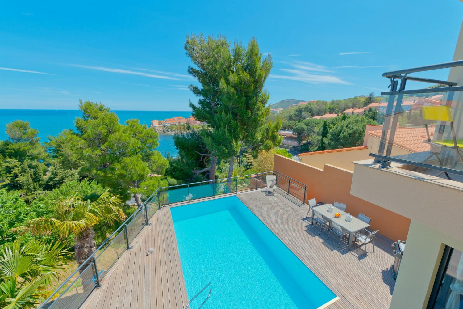 Piscine privée chauffée avec vue sur la mer