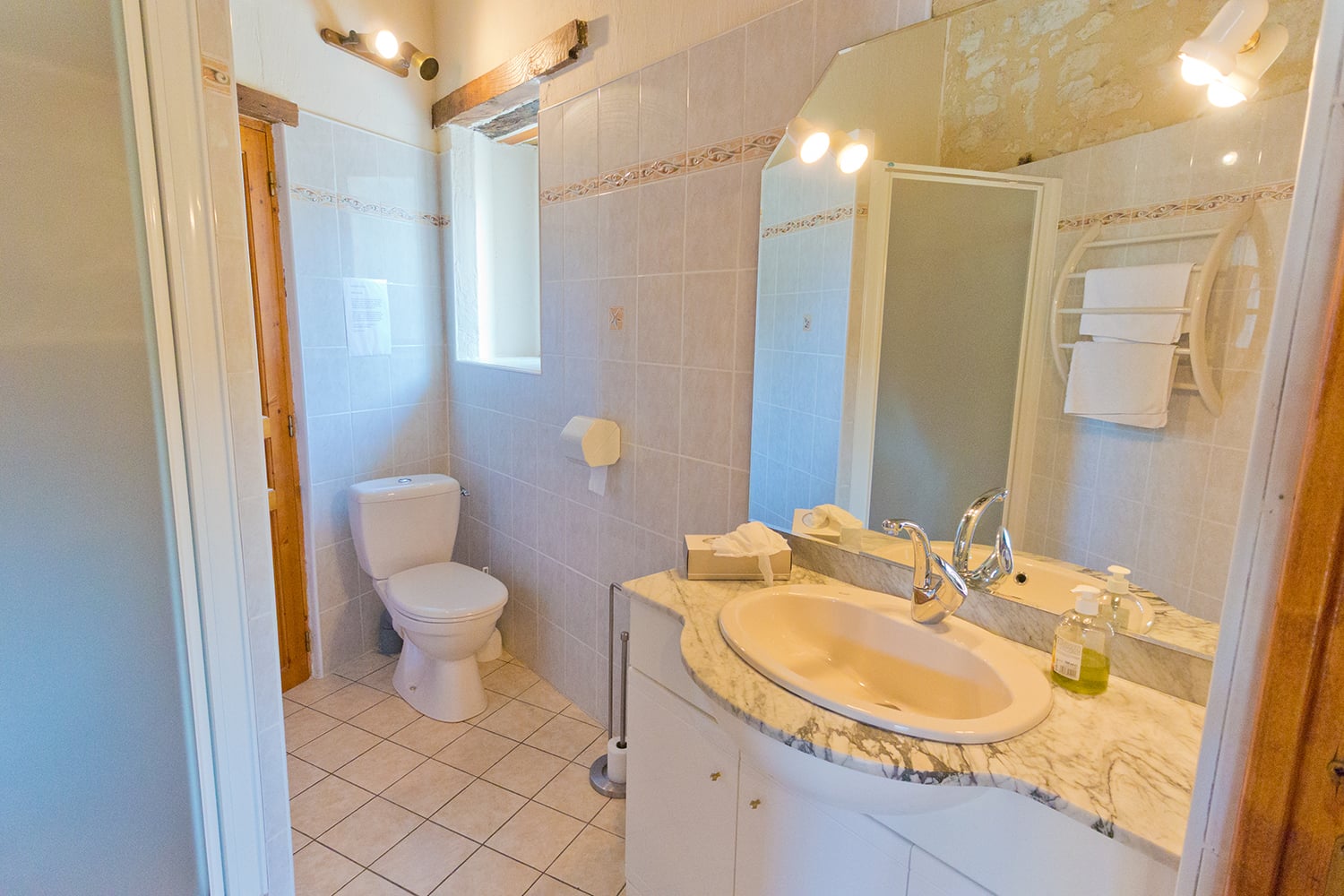 Bathroom in Lot-et-Garonne holiday home