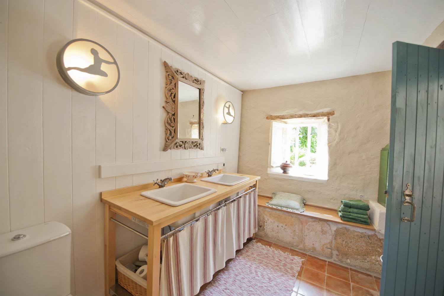 Bathroom | Rental home in Dordogne