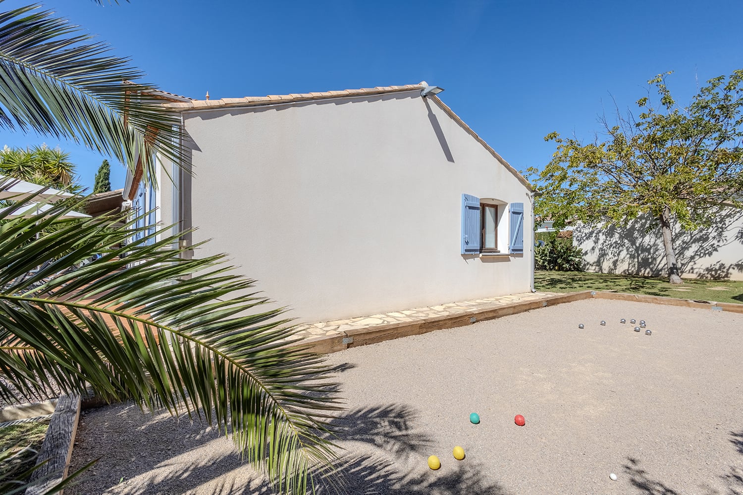 Boules court
