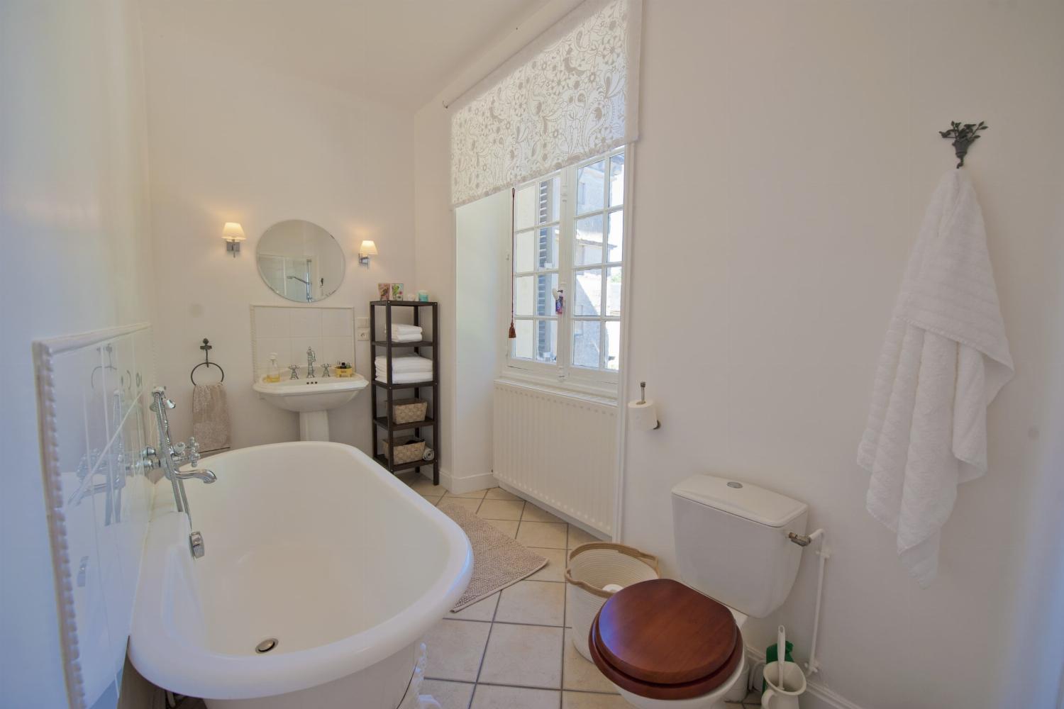 Bathroom | Holiday Château in Najac