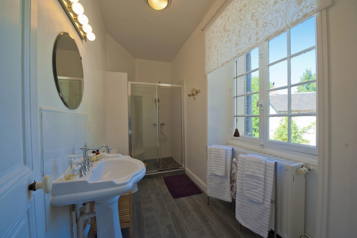 Bathroom | Holiday Château in Najac