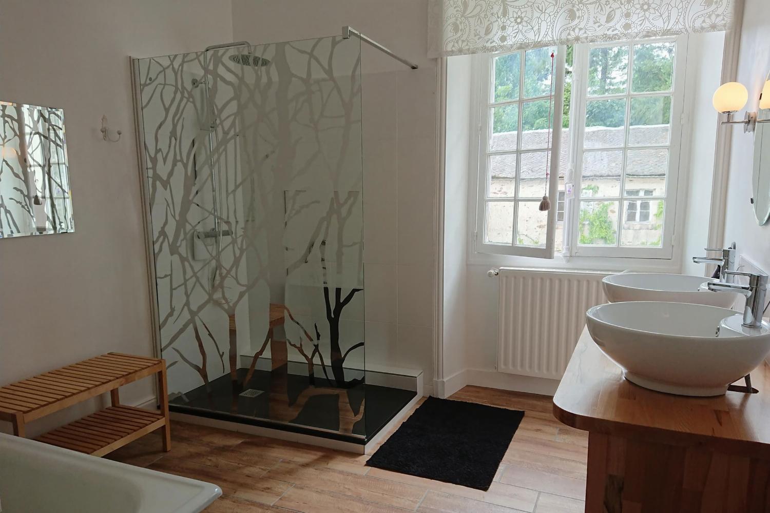 Bathroom | Holiday Château in Najac