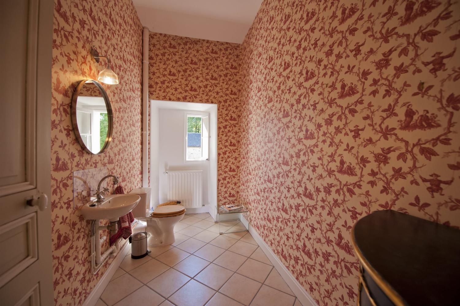 Bathroom | Holiday Château in Najac