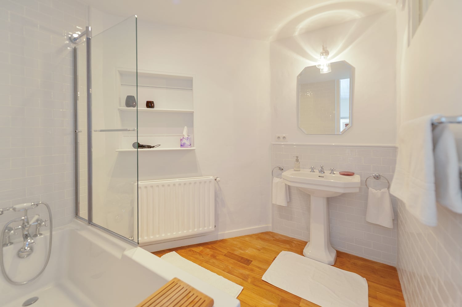 Bathroom | Holiday château in Gironde