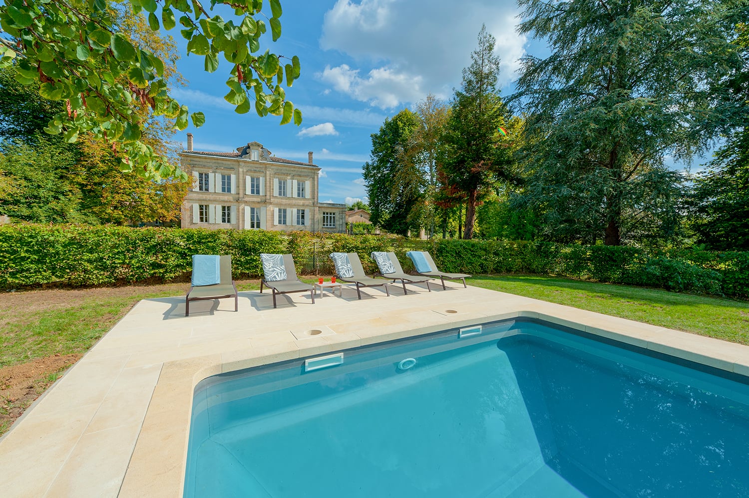 Holiday château in Gironde with private pool
