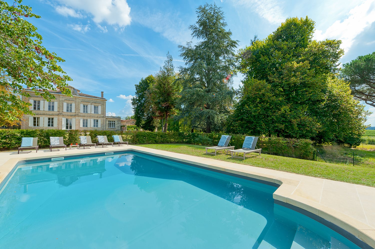 Holiday château in Gironde with private pool