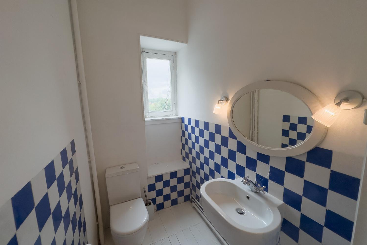 Bathroom | Holiday château in Pyrénées-Atlantiques
