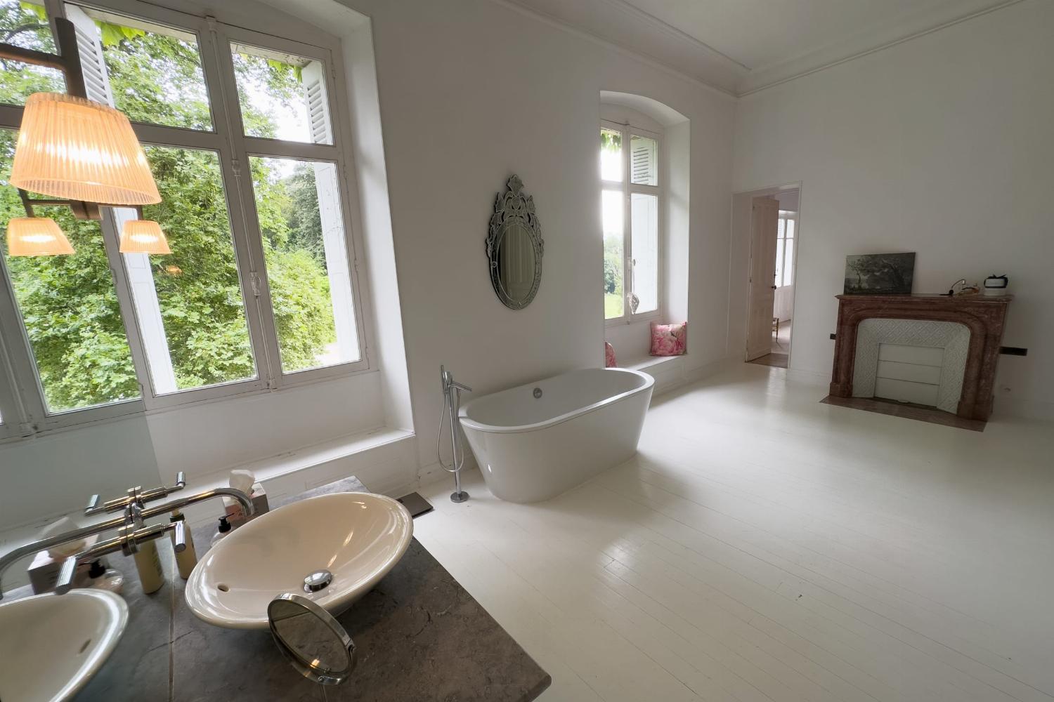 Bathroom | Holiday château in Pyrénées-Atlantiques
