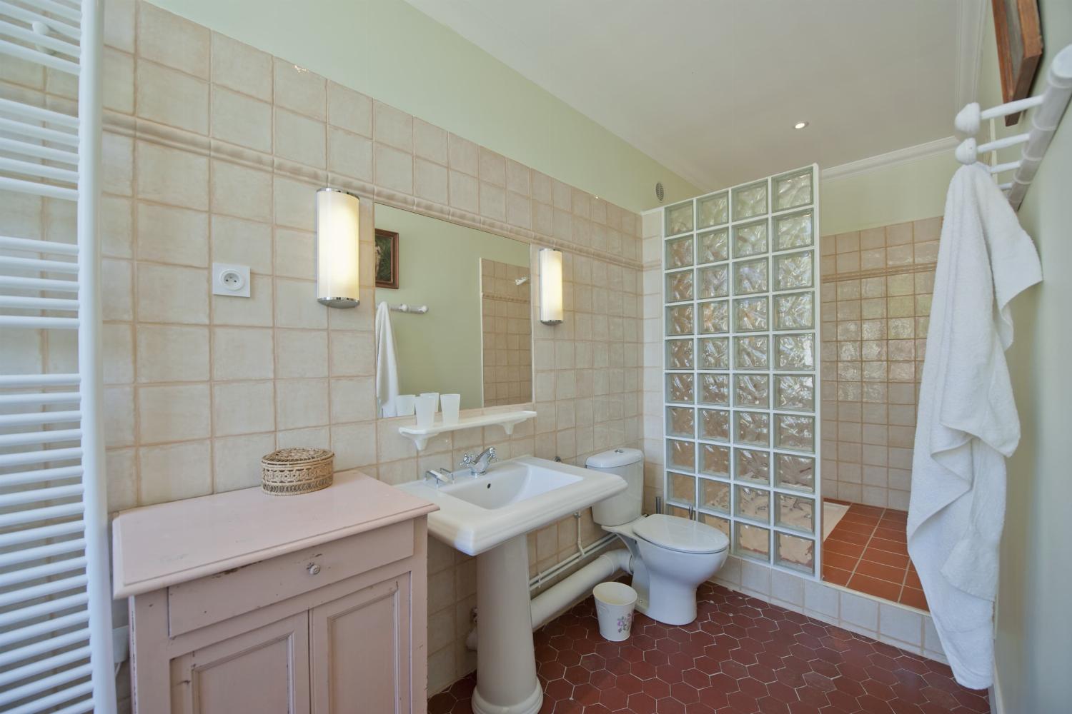 Bathroom | Holiday château in the South of France