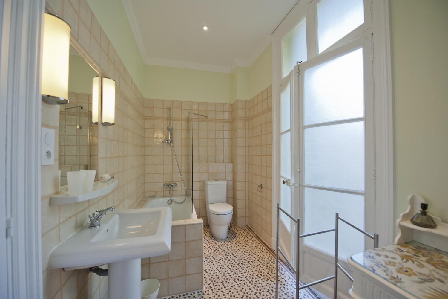 Bathroom | Holiday château in the South of France