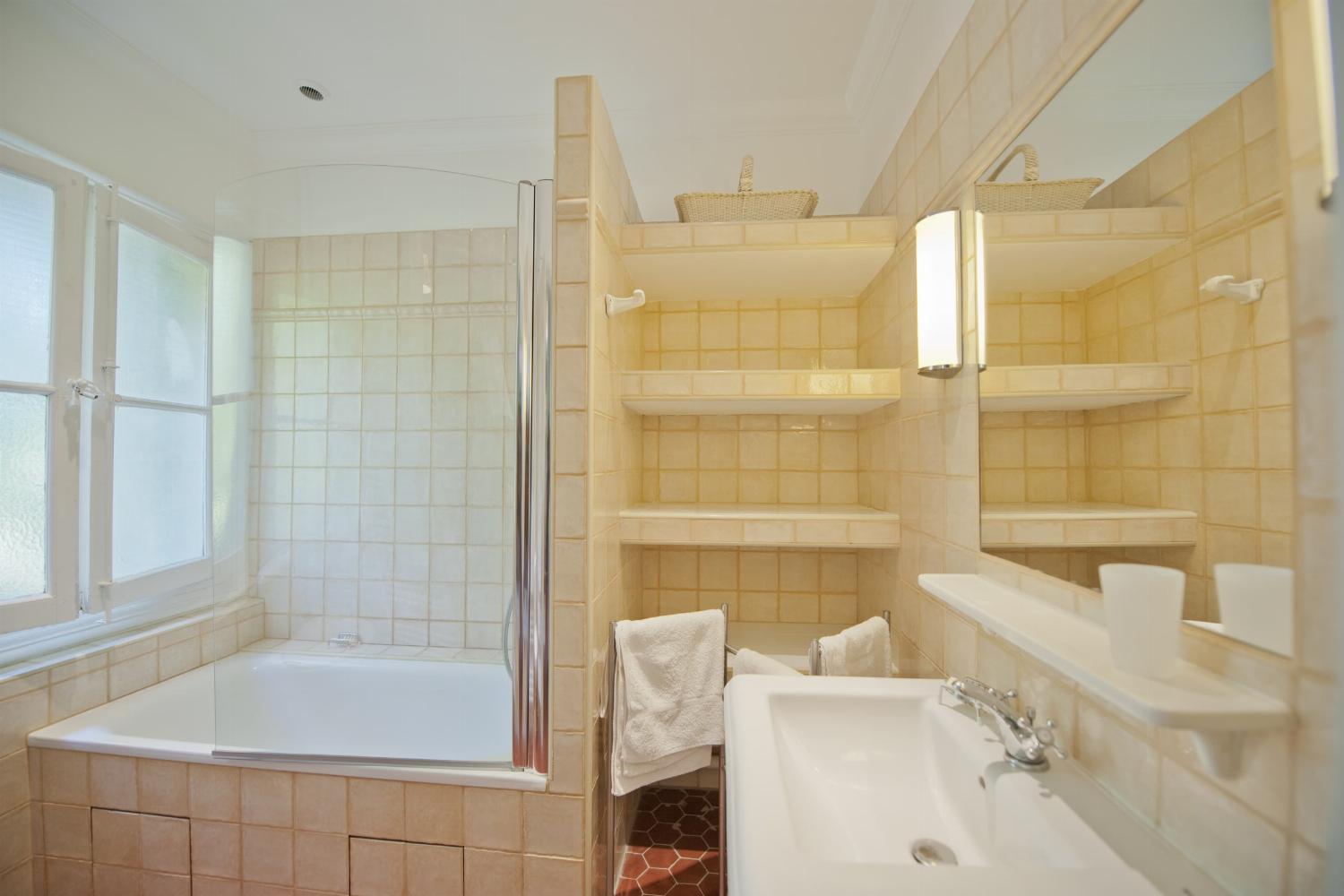 Bathroom | Holiday château in the South of France