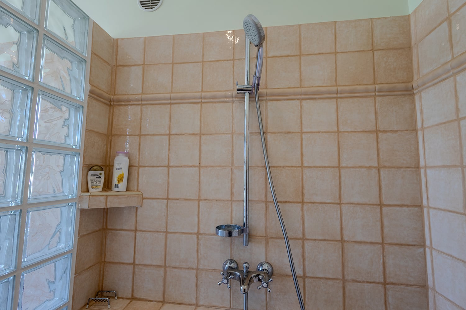 Bathroom | Holiday wine domaine in the South of France