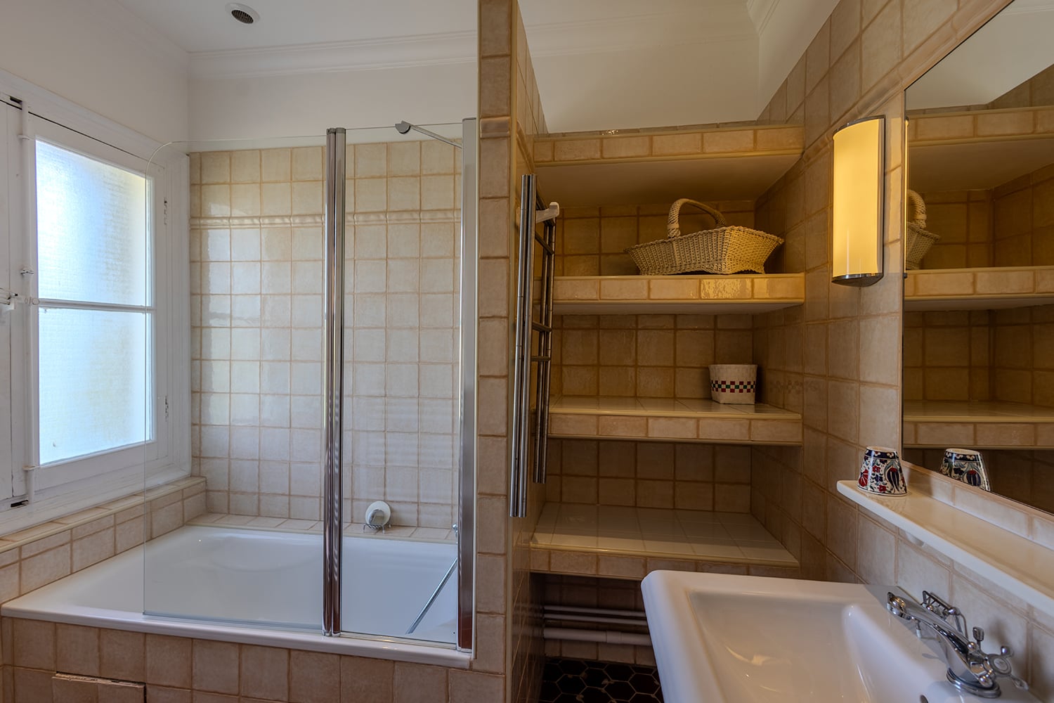 Bathroom | Holiday wine domaine in the South of France