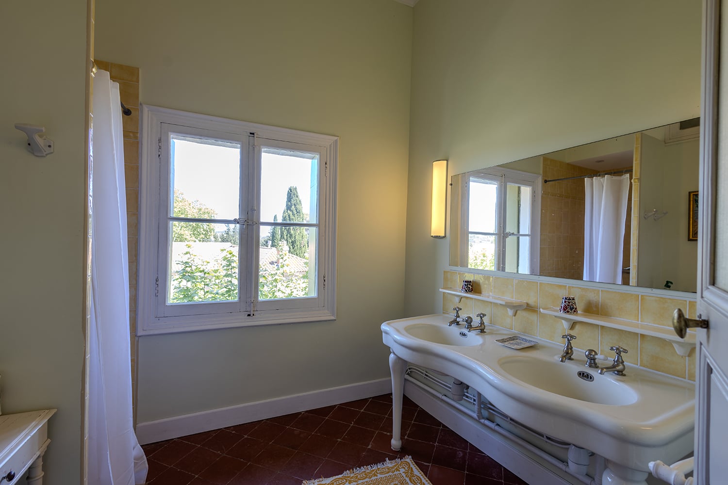 Bathroom | Holiday wine domaine in the South of France