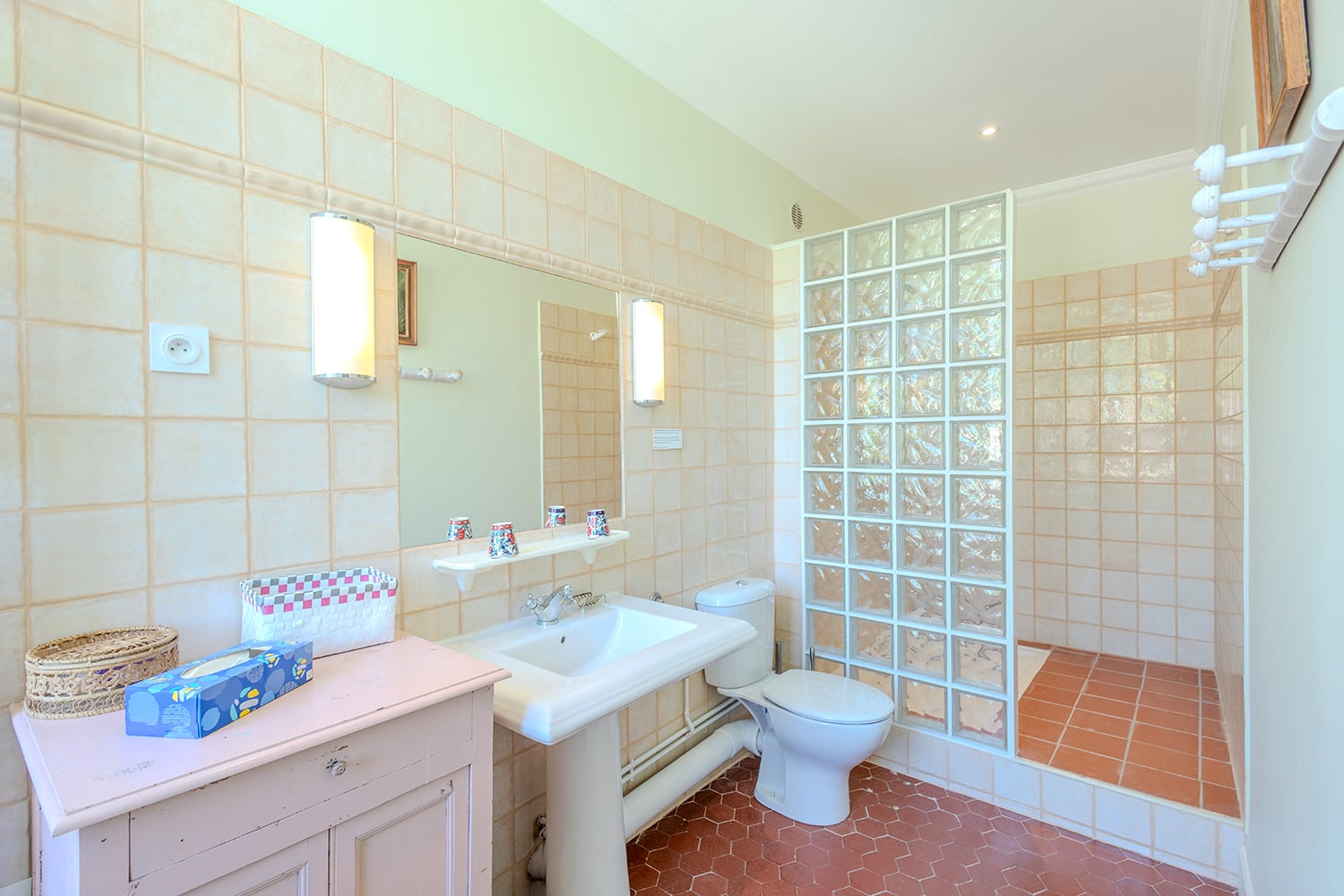 Bathroom | Holiday wine domaine in the South of France