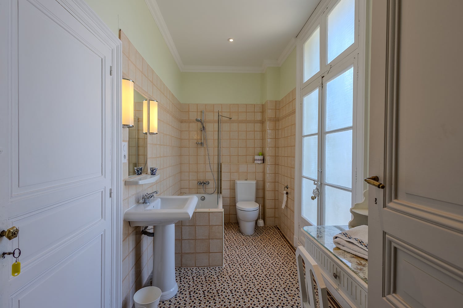 Bathroom | Holiday wine domaine in the South of France