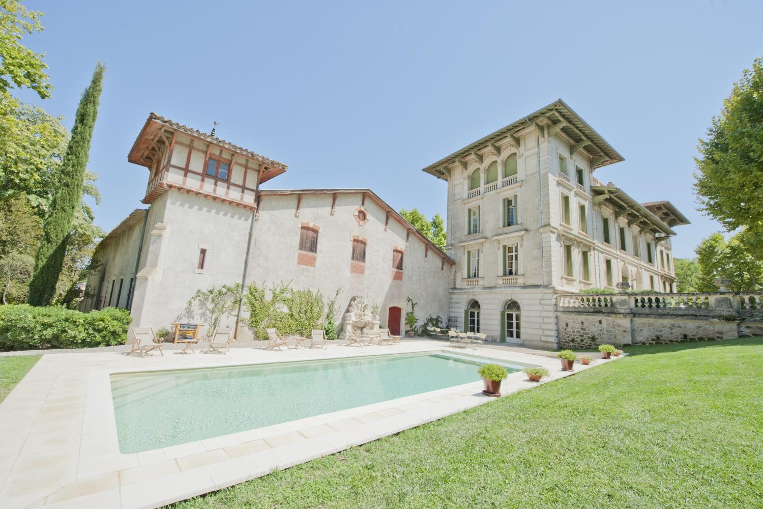 Holiday wine domaine in the South of France with private pool