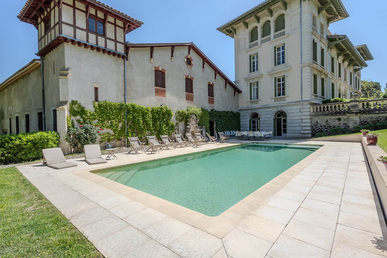 Holiday wine domaine in the South of France with private pool