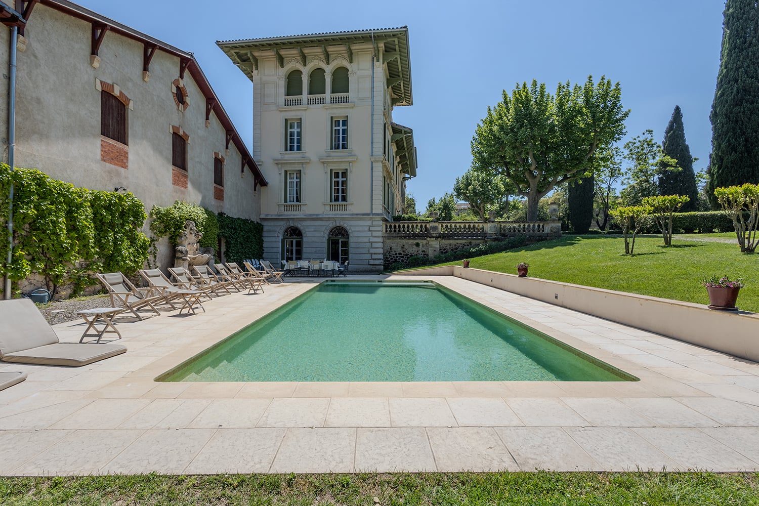 Holiday wine domaine in the South of France with private pool