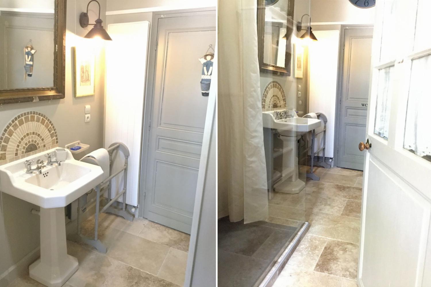 Bathroom | Dordogne holiday château