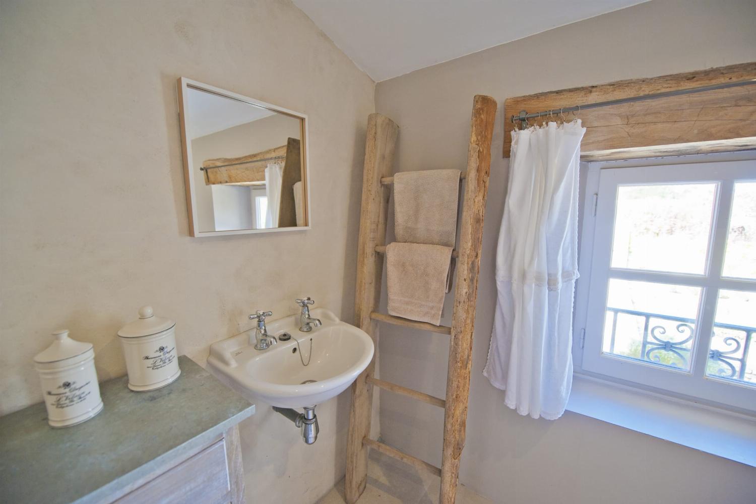 Bathroom | Holiday home in Nouvelle-Aquitaine