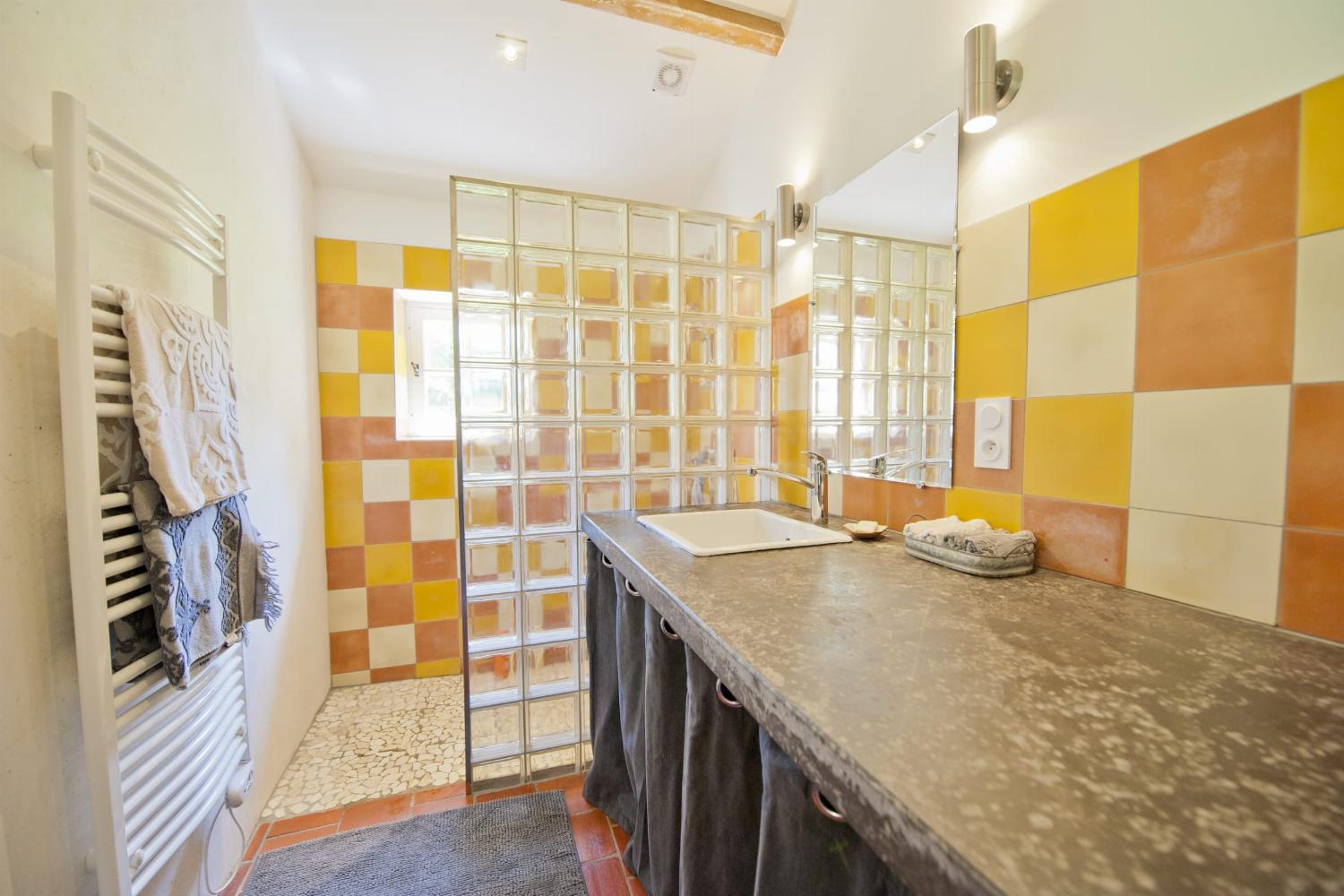 Bathroom | Rental accommodation in Nouvelle-Aquitaine