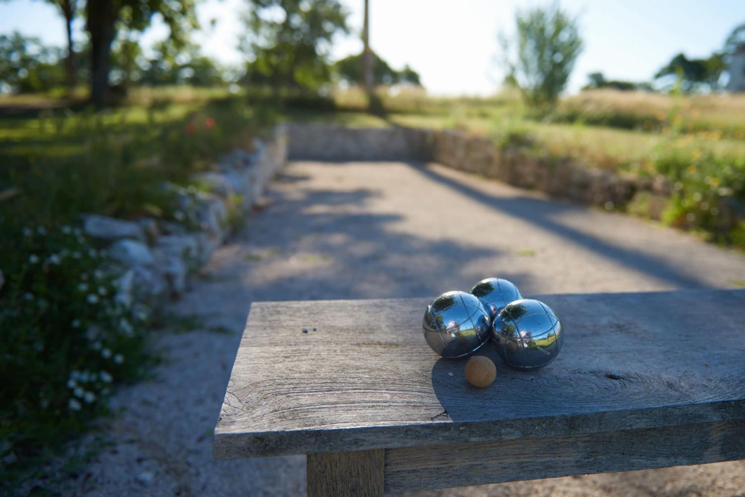 Boules court