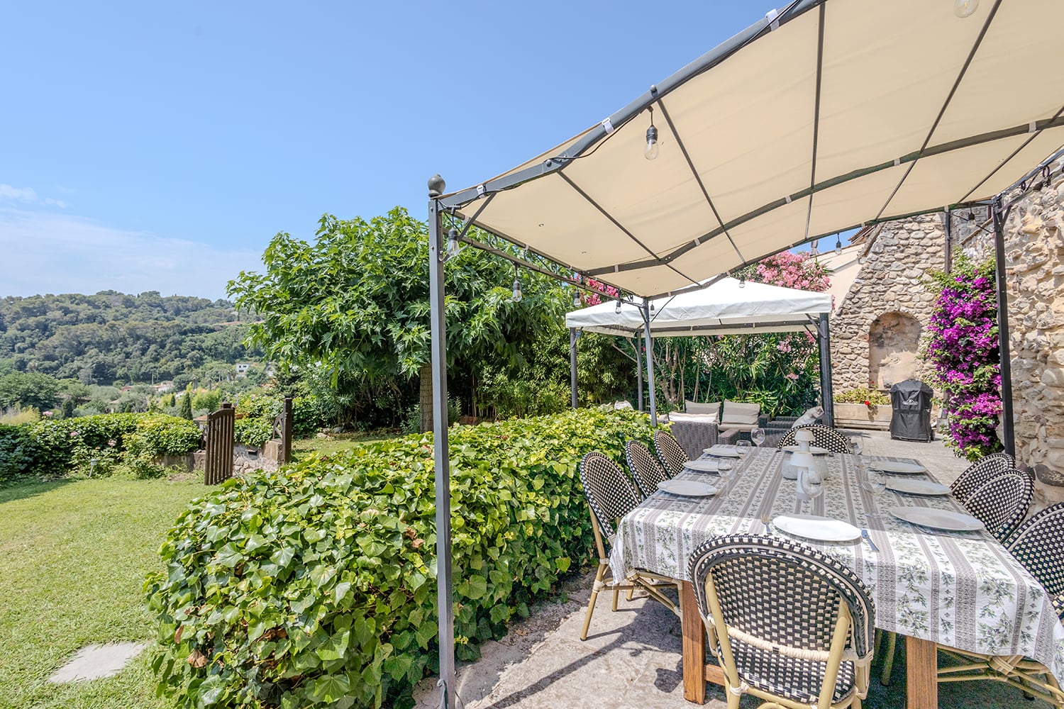 Shaded dining terrace Shaded dining terrace