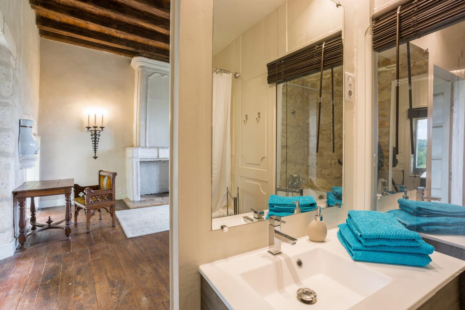 Bathroom | Holiday château in Charente