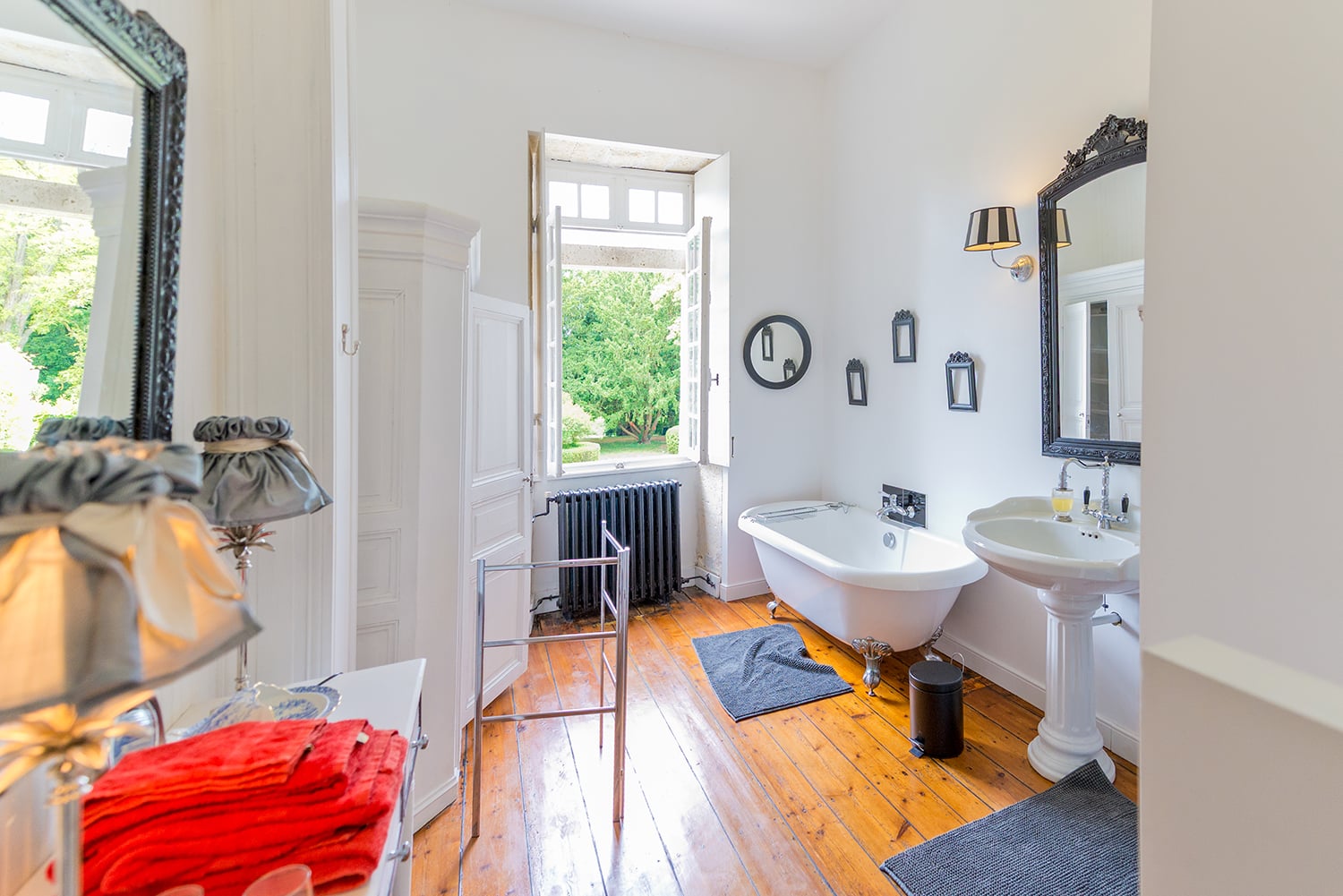 Bathroom | Holiday château in Nouvelle-Aquitaine